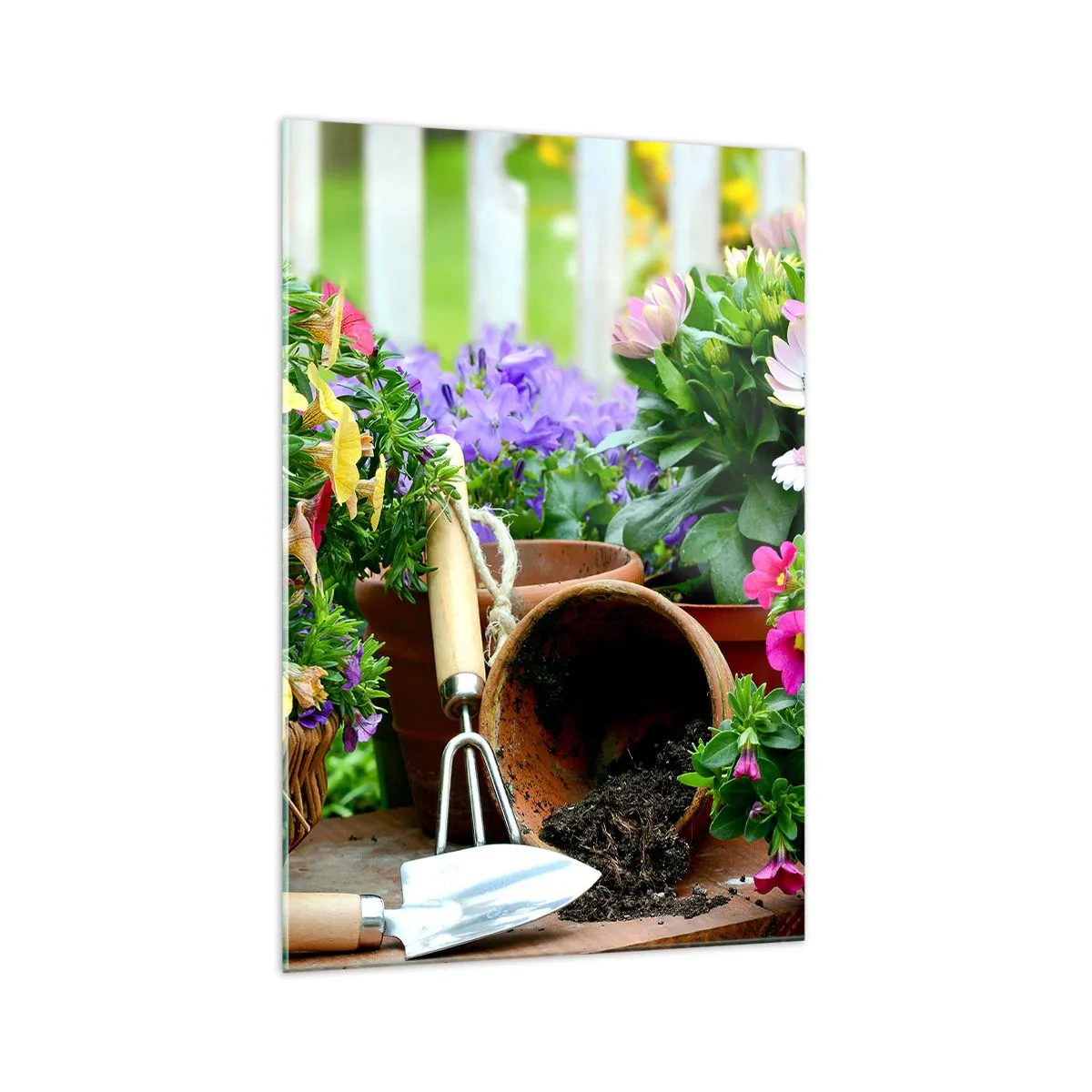 Glasbild - Bild auf glas - Bunte Blumen in Töpfen mit Gartengeräten auf dem Tisch - 70x100cm - Zosias Garten - Moderne Wanddekoration für Wohnzimmer und Schlafzimmer ARTTOR