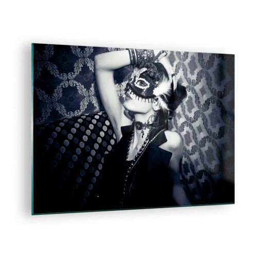Glasbild - Bild auf glas - Eine maskierte Figur vor einer gemusterten Wand in Schwarz-Weiß-Tönen - 70x50cm - Dekorationen, Ornamente, Muster ... - Moderne Wanddekoration für Wohnzimmer und Schlafzimmer ARTTOR