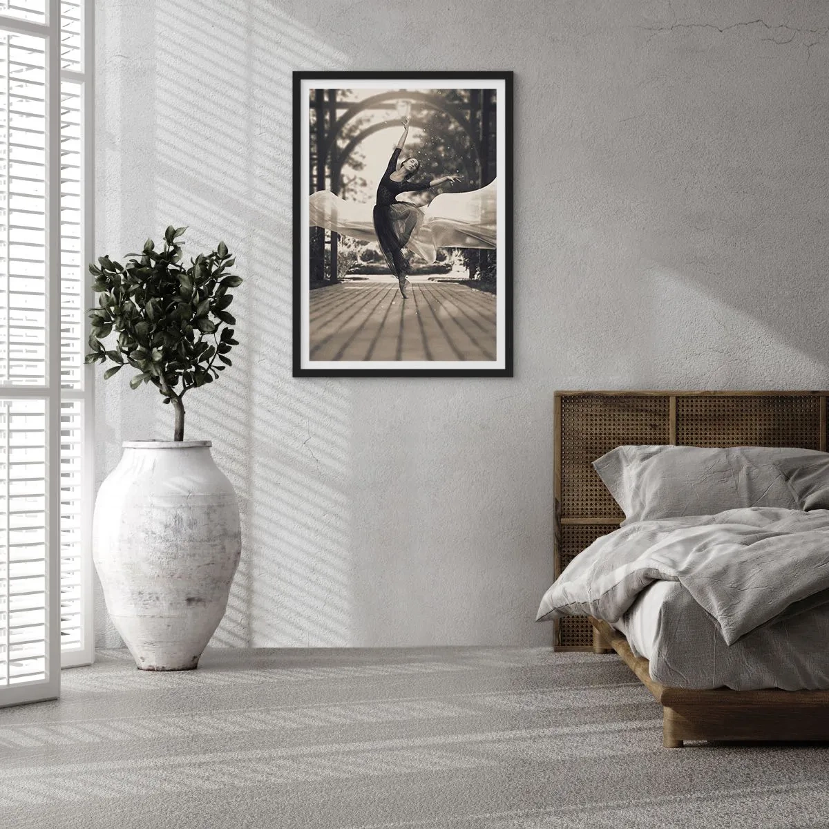 Poster in einem schwarzem Rahmen - Eine Tänzerin in ätherischen Bewegungen in einer Gartenkulisse - 50x70cm - Der Tanz des Gartengeistes - Moderne Wanddekoration für Wohnzimmer und Schlafzimmer ARTTOR