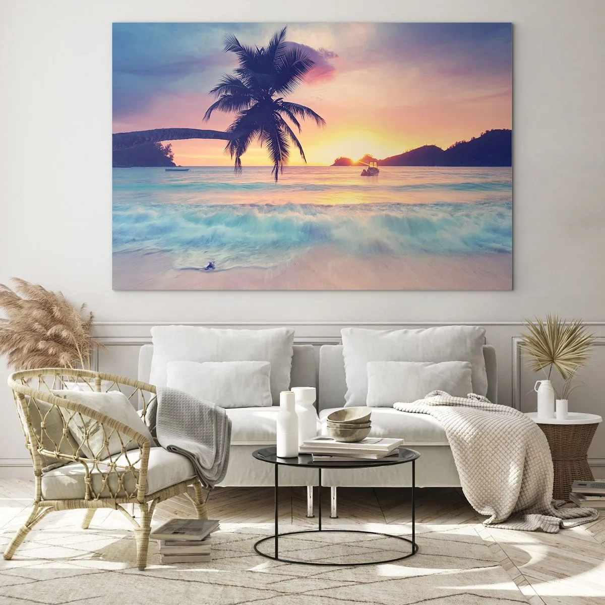 Glasbild - Bild auf glas - Palmenstrand bei Sonnenuntergang mit einem Boot am Horizont - 120x80cm - Ein Abend in der Bucht - Moderne Wanddekoration für Wohnzimmer und Schlafzimmer ARTTOR