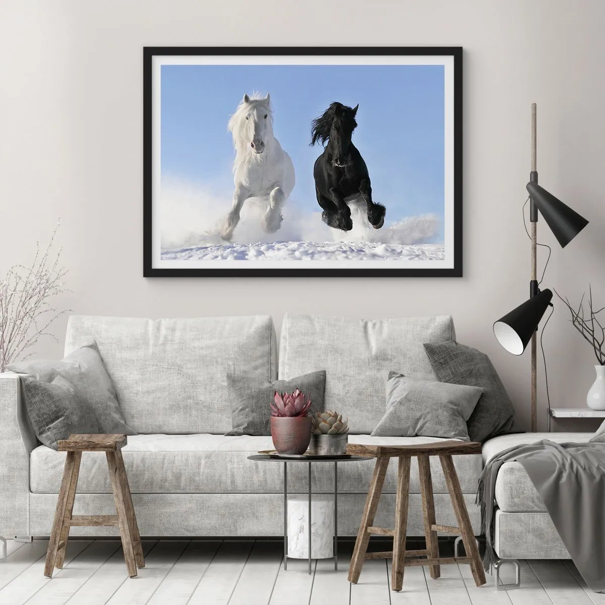 Poster in einem schwarzem Rahmen - Ein weißes und ein schwarzes Pferd galoppieren durch den Schnee - 70x50cm - Schwarz-Weiß-Galopp - Moderne Wanddekoration für Wohnzimmer und Schlafzimmer ARTTOR