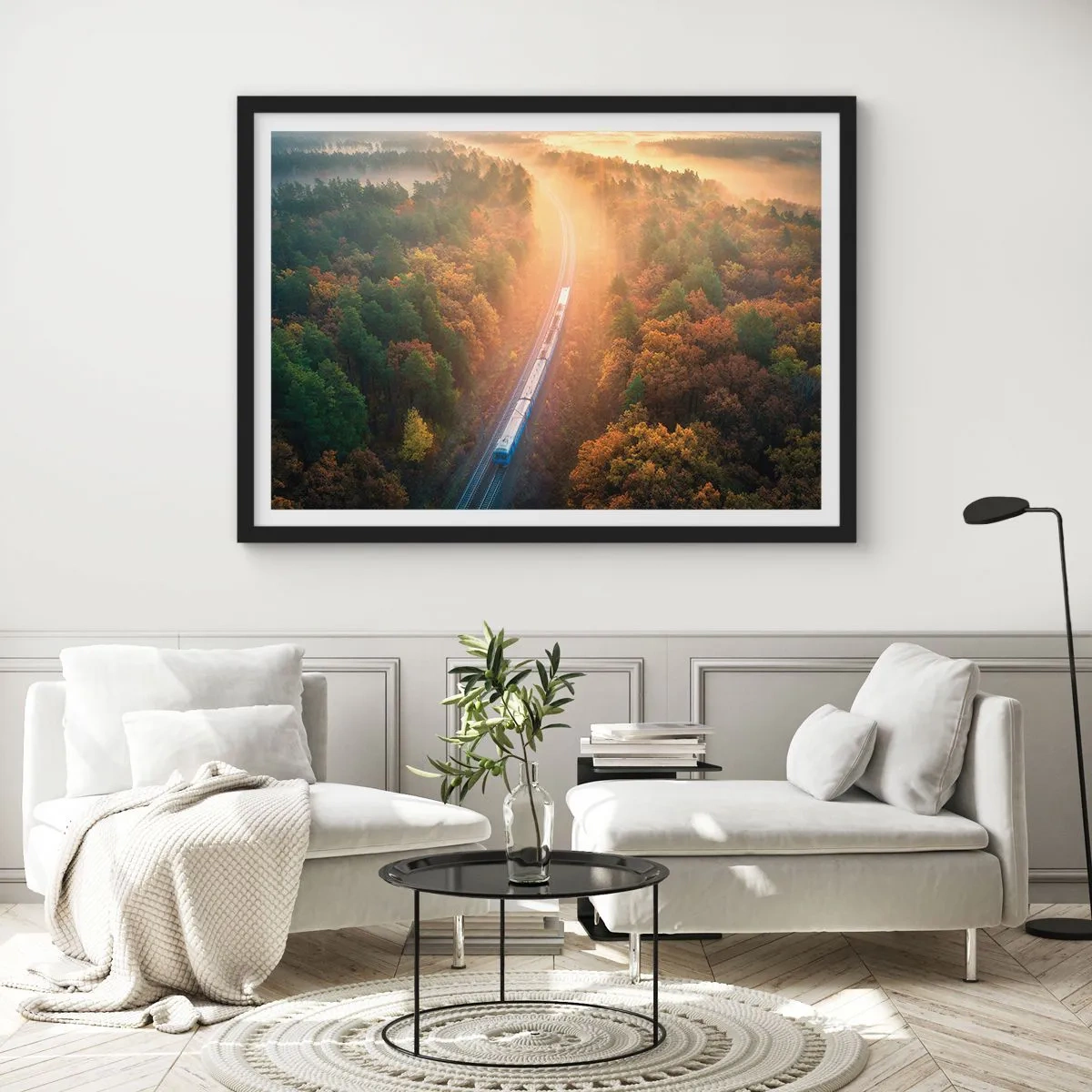 Poster in einem schwarzem Rahmen - Ein Zug in einem herbstlichen Wald im Morgengrauen - 70x50cm - Herbstreise - Moderne Wanddekoration für Wohnzimmer und Schlafzimmer ARTTOR