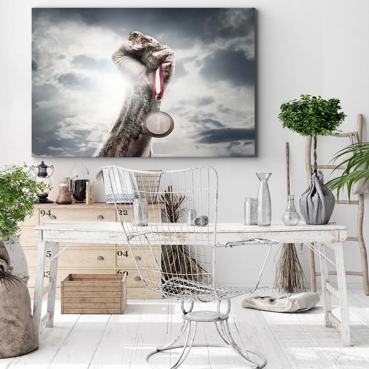 Bild auf Leinwand - Leinwandbild - Eine erhobene Hand mit einer Medaille vor einem bewölkten Himmel - 120x80cm - Per aspera ad astra - Moderne Wanddekoration für Wohnzimmer und Schlafzimmer ARTTOR