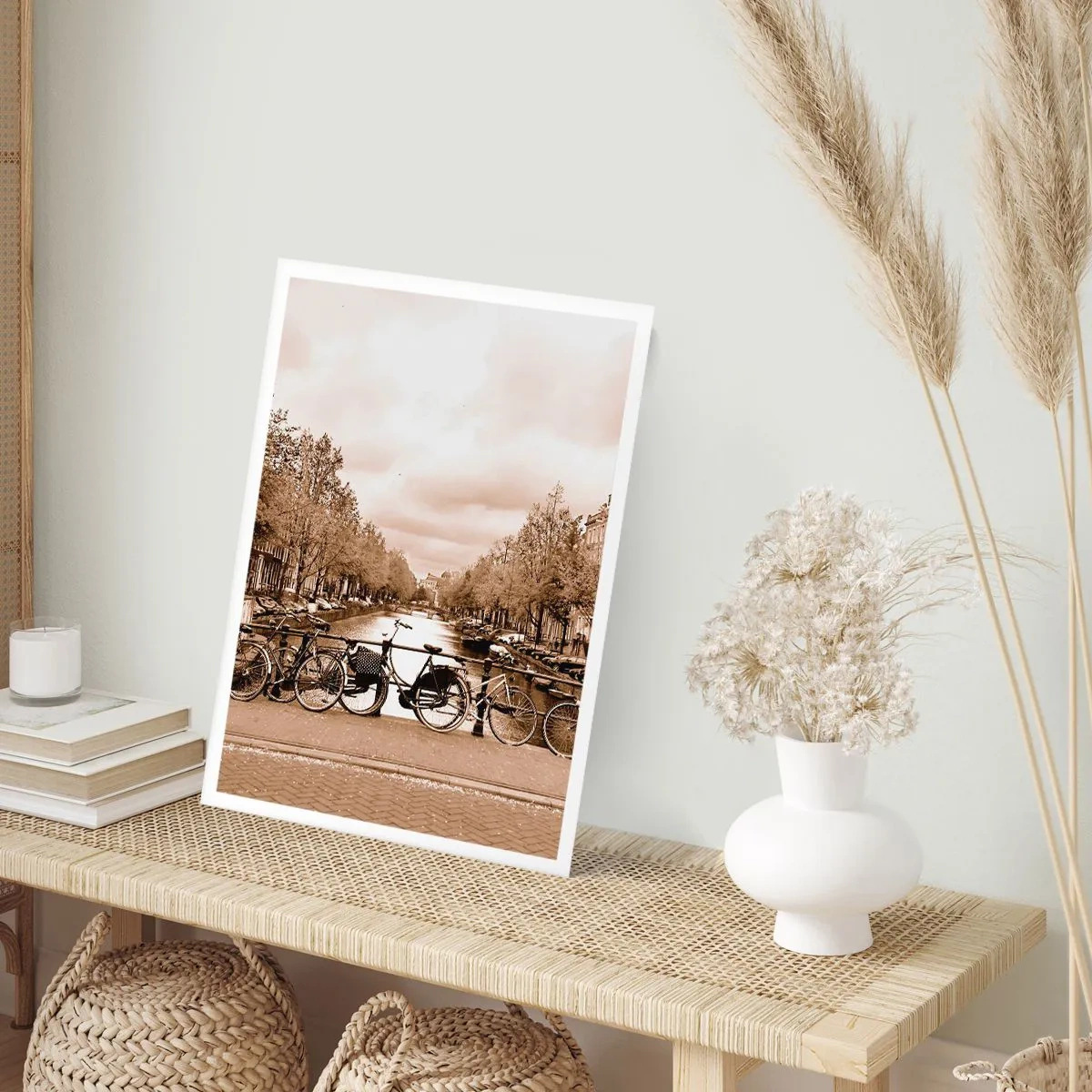 Poster - Sepiafarbene Fahrräder am Kanal - 50x70cm - Niederländische Atmosphäre - Moderne Wanddekoration für Wohnzimmer und Schlafzimmer ARTTOR