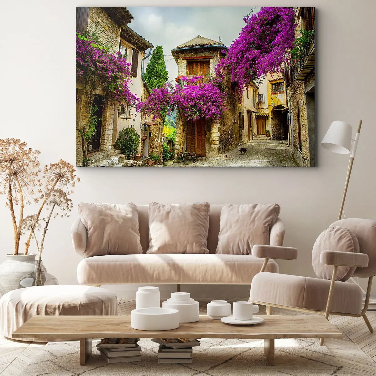 Bild auf Leinwand - Leinwandbild - Eine Steinstraße mit rosa Blumen und Häusern - 70x50cm - Unter einem Blumendach - Moderne Wanddekoration für Wohnzimmer und Schlafzimmer ARTTOR