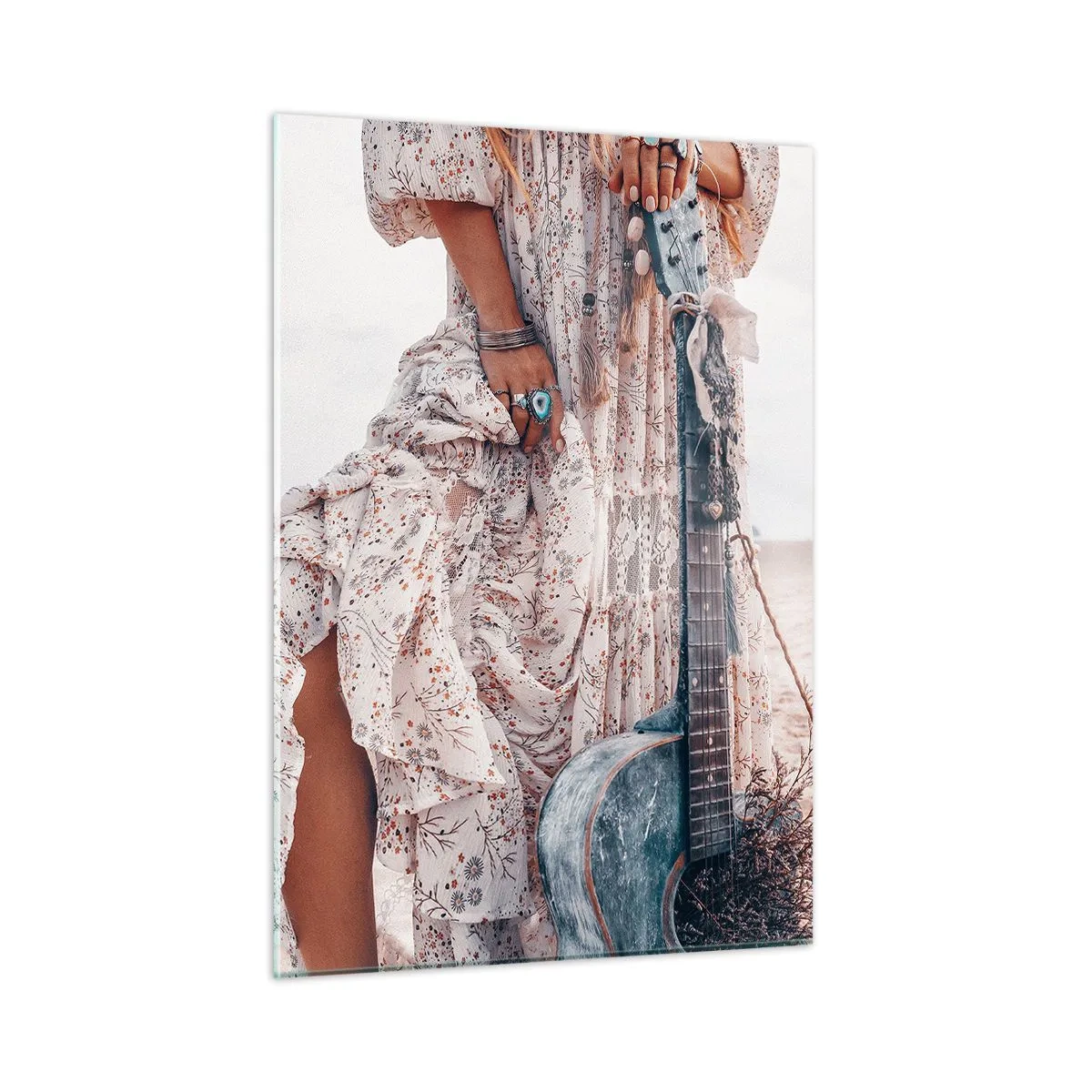 Glasbild - Bild auf glas - Frau im Boho-Stil mit Gitarre am leeren Strand - 50x70cm - Kinderblumen auf dem Weg - Moderne Wanddekoration für Wohnzimmer und Schlafzimmer ARTTOR