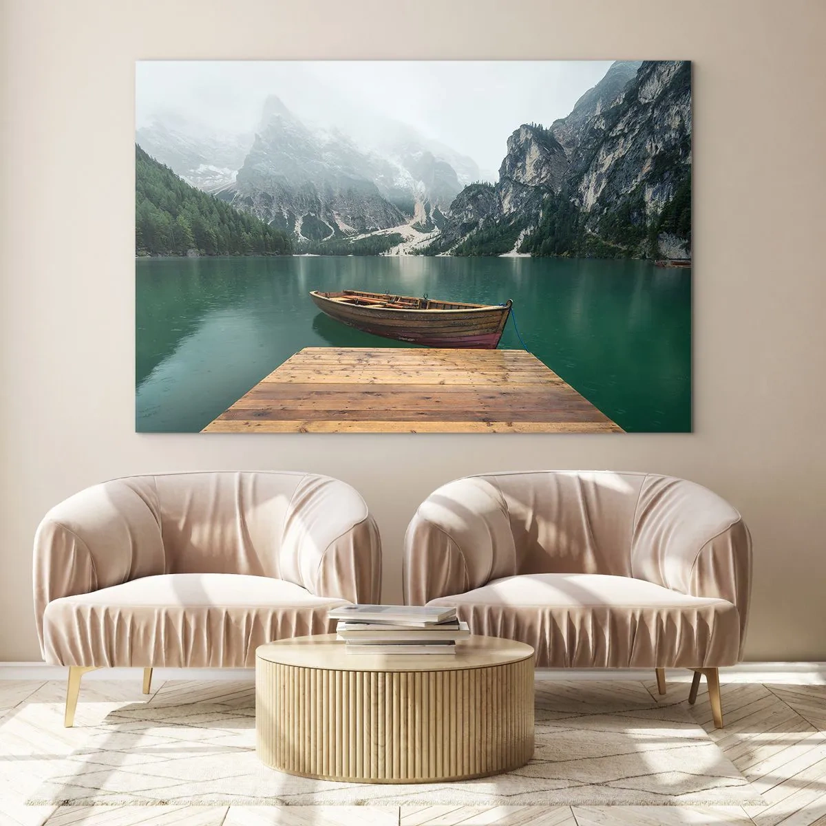 Glasbild - Bild auf glas - Ein Boot an den Anlegestellen auf einem See in einer bergigen Landschaft mit Nebel - 120x80cm - Und die stolzen Felsen der Stirn - Moderne Wanddekoration für Wohnzimmer und Schlafzimmer ARTTOR