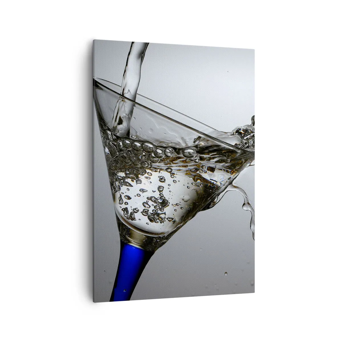 Bild auf Leinwand - Leinwandbild - Ein Glas Wasser in Bewegung auf hellem Hintergrund - 70x100cm - Kristallwasser in Kristallglas - Moderne Wanddekoration für Wohnzimmer und Schlafzimmer ARTTOR