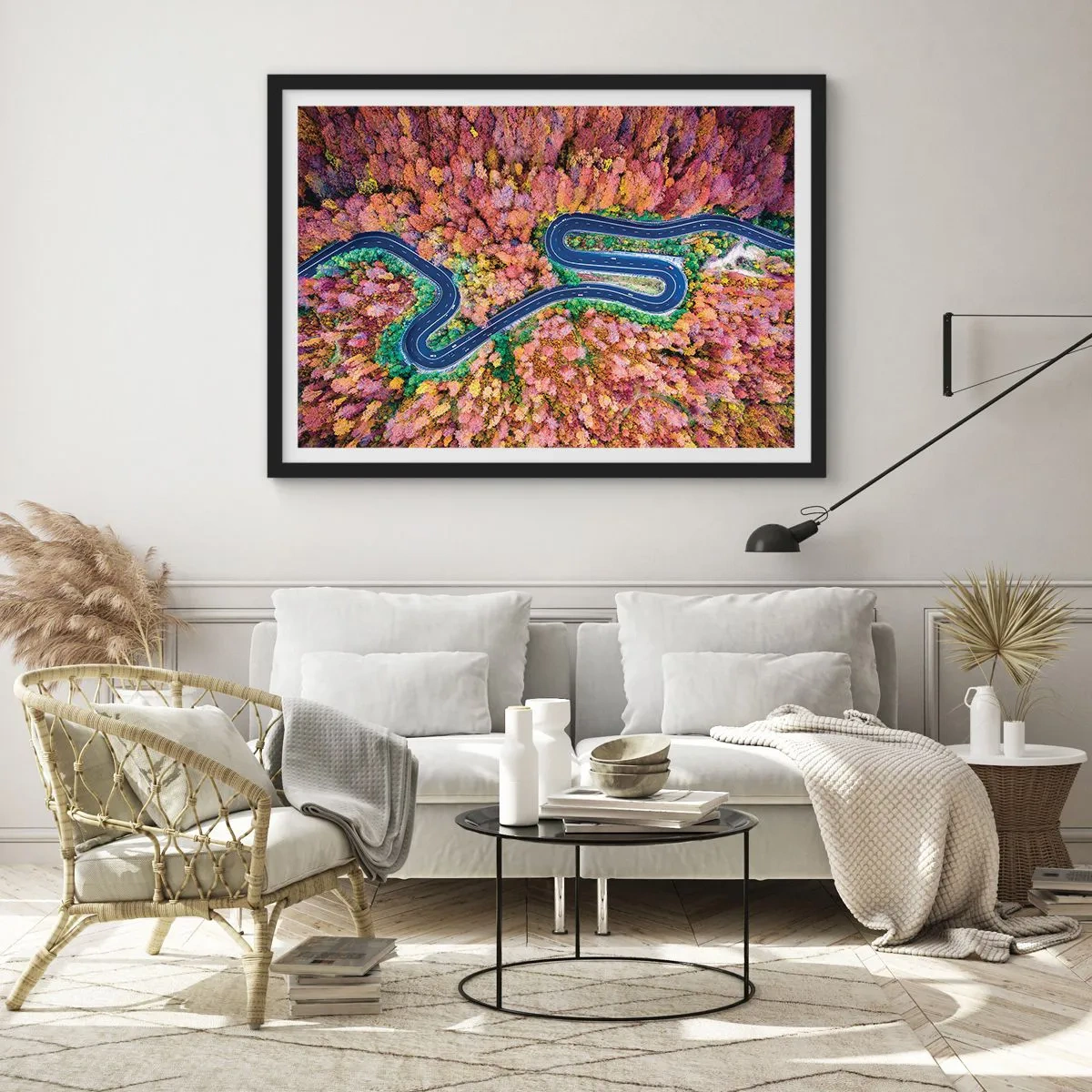 Poster in einem schwarzem Rahmen - Kurvenreicher Weg durch den Wald - 50x40 cm