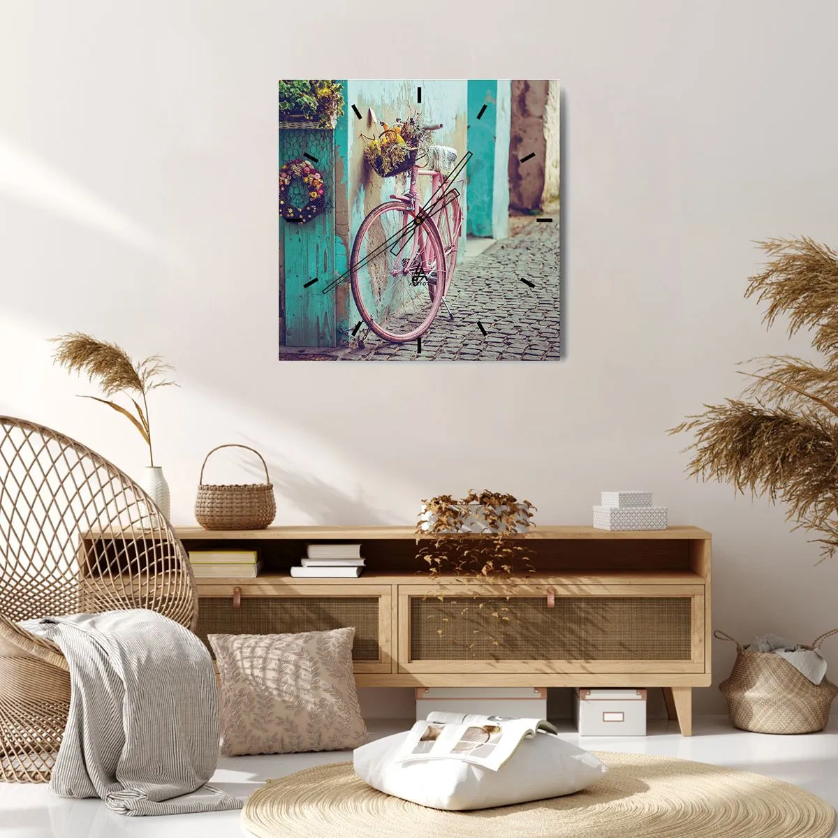 Wanduhr - Glasuhr - Ein rosa Fahrrad neben einer türkisfarbenen Tür - 30x30cm - Ich komme gleich wieder - Moderne Wanddekoration für Wohnzimmer und Schlafzimmer ARTTOR