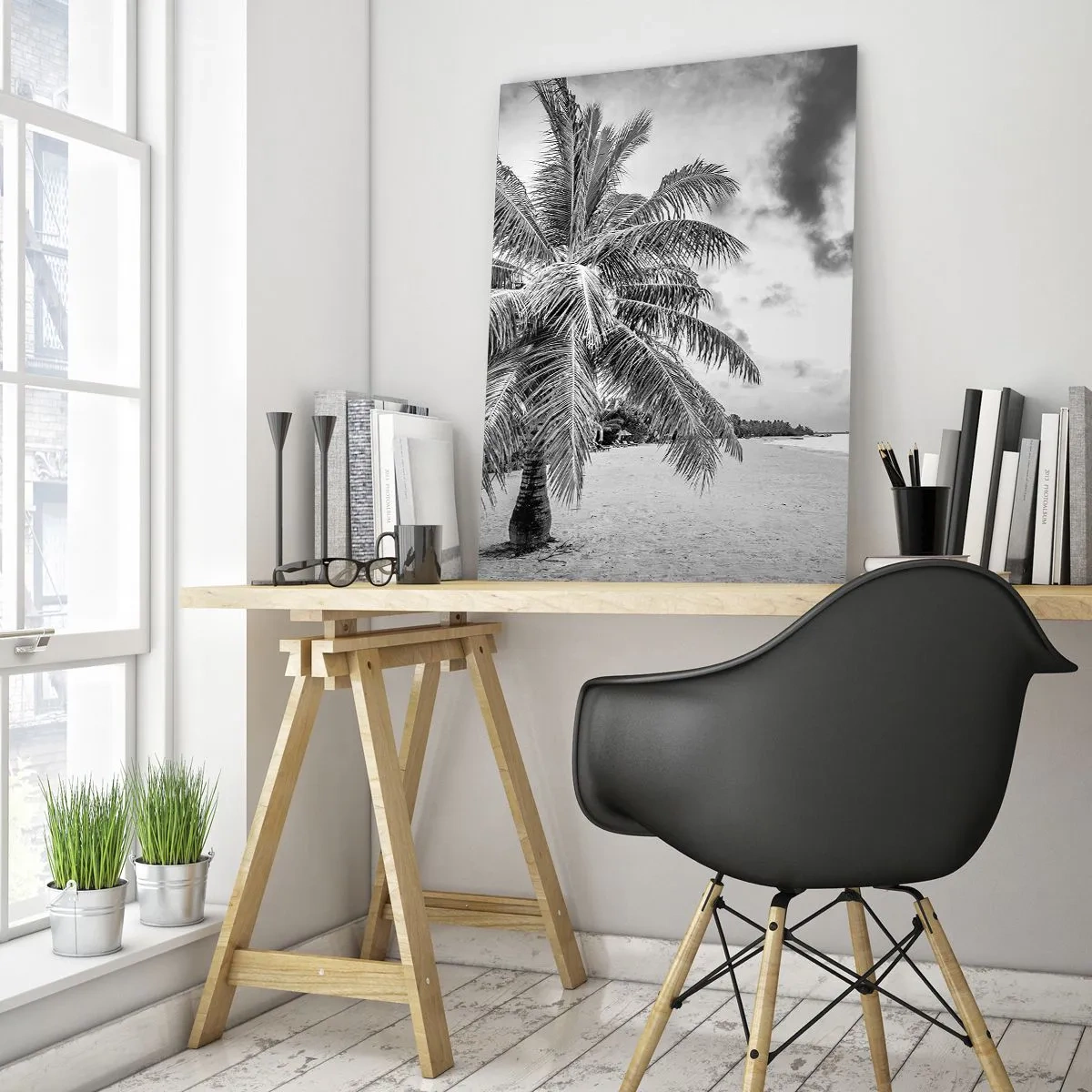 Glasbild - Bild auf glas - Eine schwarz-weiße Palme an einem leeren Strand mit bewölktem Himmel. - 50x70cm - Wenn du dich nach Einsamkeit sehnst ... - Moderne Wanddekoration für Wohnzimmer und Schlafzimmer ARTTOR