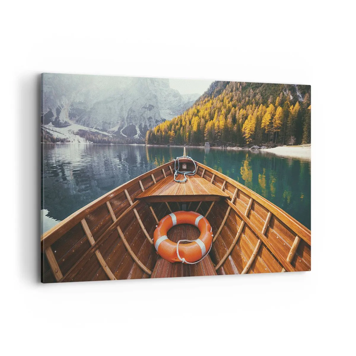 Bild auf Leinwand - Leinwandbild - Ein Holzboot auf einem von Wald umgebenen Bergsee - 120x80cm - Bergreise - Moderne Wanddekoration für Wohnzimmer und Schlafzimmer ARTTOR