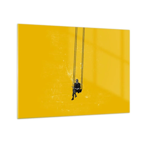 Glasbild - Bild auf glas - Eine Figur auf einer Schaukel hängt vor einem gelben Hintergrund - 70x50cm - Tag wie jeder andere - Moderne Wanddekoration für Wohnzimmer und Schlafzimmer ARTTOR