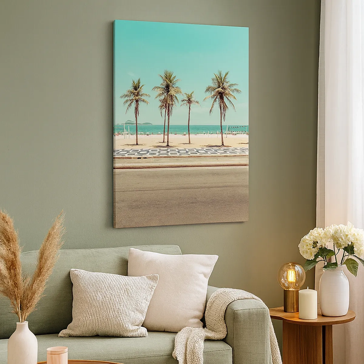 Bild auf Leinwand - Leinwandbild - Palmen am Strand mit Blick auf das Meer und den blauen Himmel - 50x70cm - Beim Bewachen des Strandes - Moderne Wanddekoration für Wohnzimmer und Schlafzimmer ARTTOR
