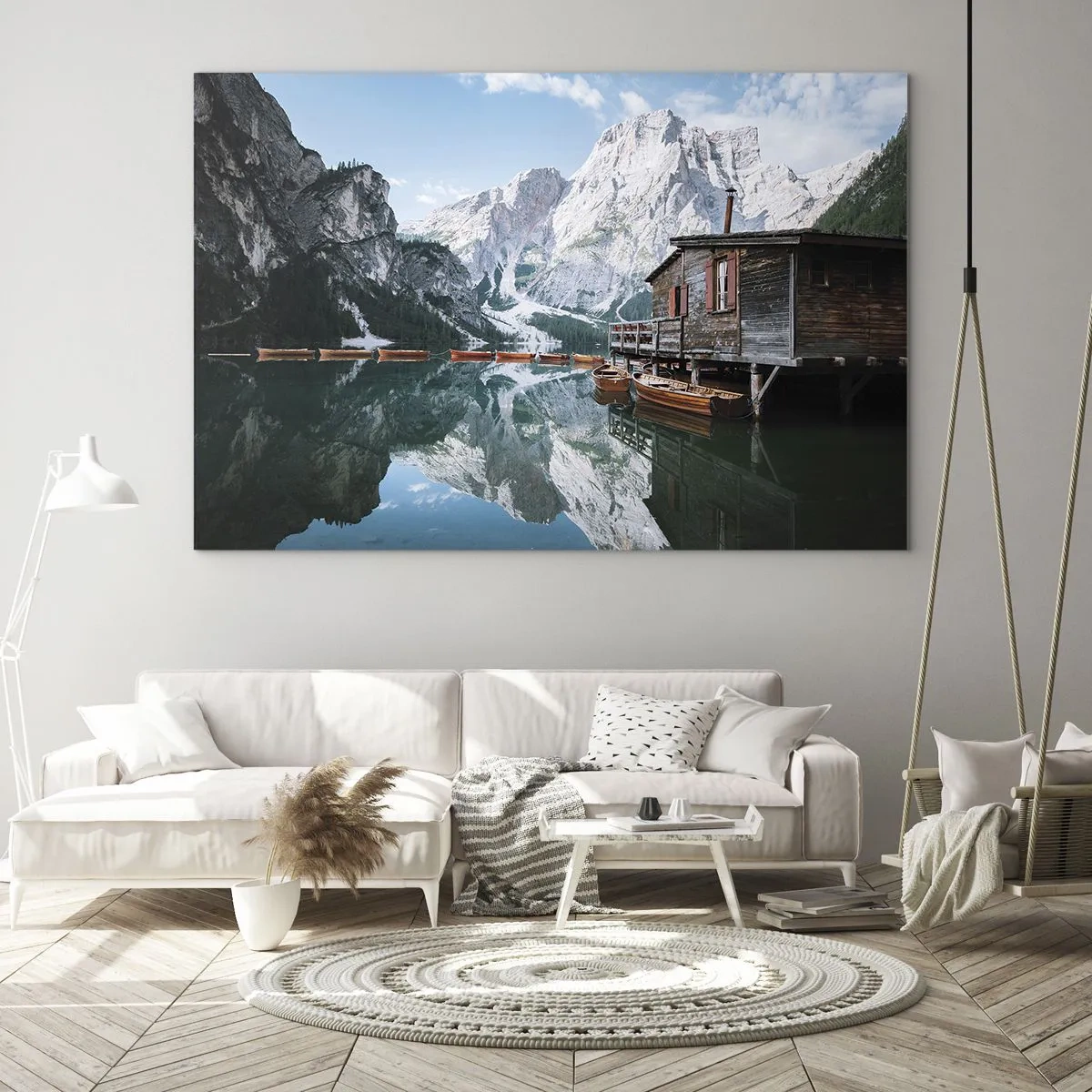 Glasbild - Bild auf glas - Holzhaus und Boote auf einem ruhigen See in den Bergen - 120x80cm - Kristallklarer Bergmorgen - Moderne Wanddekoration für Wohnzimmer und Schlafzimmer ARTTOR