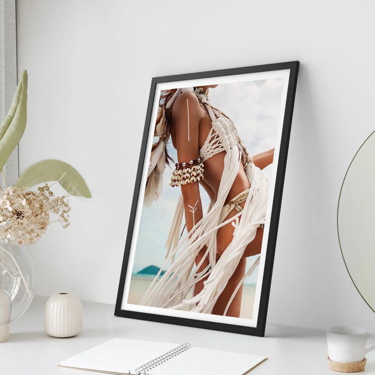 Poster in einem schwarzem Rahmen - Eine Priesterin der Sonne - 61x91 cm