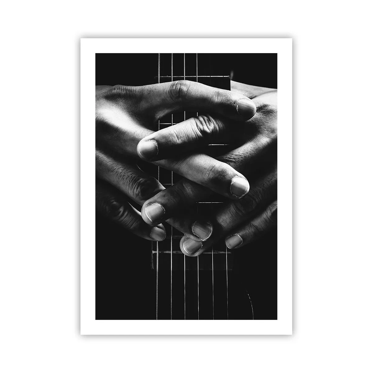 Poster - Hände auf den Saiten einer Gitarre in Schwarz und Weiß gefaltet - 50x70cm - Gebet des Künstlers - Moderne Wanddekoration für Wohnzimmer und Schlafzimmer ARTTOR