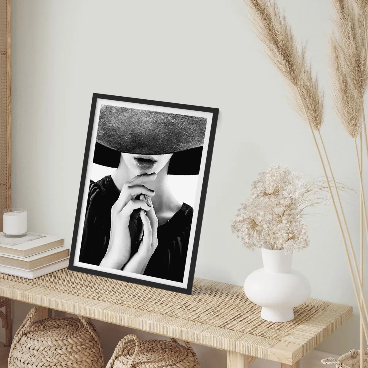 Poster in einem schwarzem Rahmen - Schwarz-Weiß-Porträt einer Frau mit Hut und verdecktem Gesicht - 50x70cm - Versteckte Schönheit - Moderne Wanddekoration für Wohnzimmer und Schlafzimmer ARTTOR