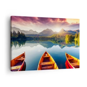 Bild auf Leinwand - Leinwandbild - Drei Holzboote vor der Kulisse eines Bergsees bei Sonnenuntergang - 70x50cm - Nichts gegen die Natur - Moderne Wanddekoration für Wohnzimmer und Schlafzimmer ARTTOR