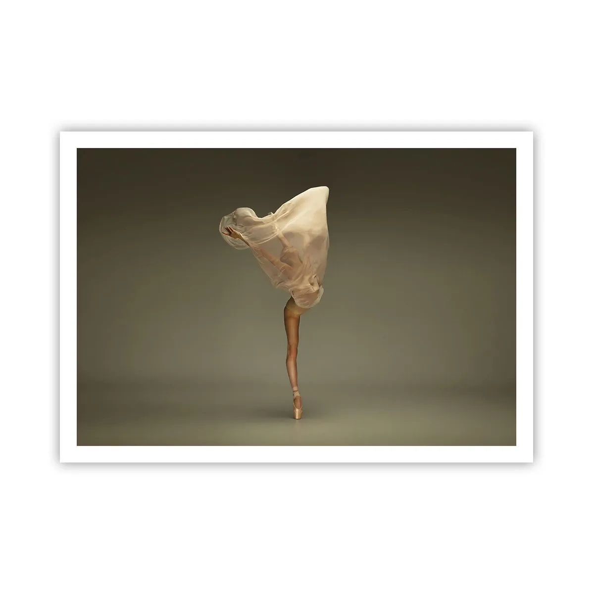 Poster - Eine Tänzerin schwebt mit Stoff in der Luft - 100x70cm - Es wird bald auffliegen - Moderne Wanddekoration für Wohnzimmer und Schlafzimmer ARTTOR