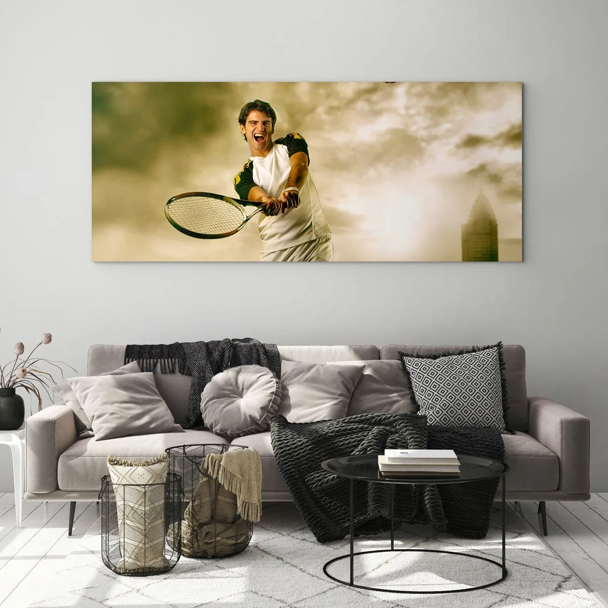 Glasbild - Bild auf glas - Tennisspieler in Aktion während eines Spiels vor dem Hintergrund einer urbanen Landschaft - 120x50cm - Energie und Freude - Moderne Wanddekoration für Wohnzimmer und Schlafzimmer ARTTOR