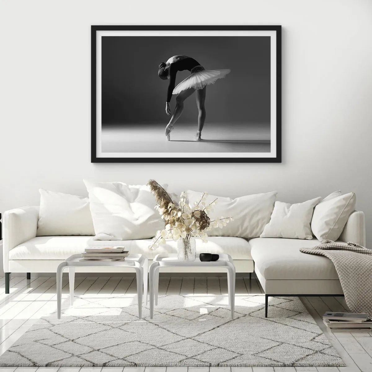 Poster in einem schwarzem Rahmen - Eine Ballerina in eleganter Pose vor schwarz-weißem Hintergrund - 70x50cm - Bella Ballerina - Moderne Wanddekoration für Wohnzimmer und Schlafzimmer ARTTOR
