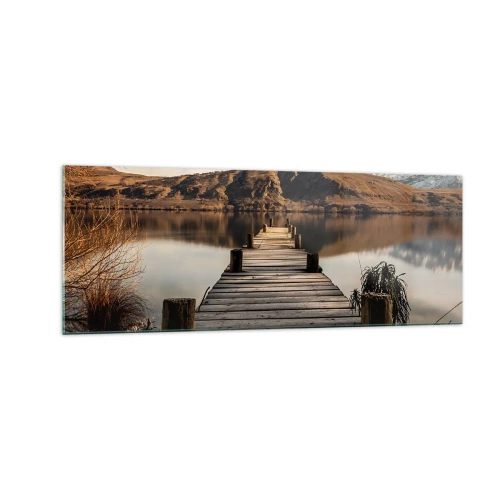 Glasbild - Bild auf glas - Ein Holzsteg über einem See, umgeben von malerischen Hügeln - 140x50cm - Landschaft in Stille - Moderne Wanddekoration für Wohnzimmer und Schlafzimmer ARTTOR