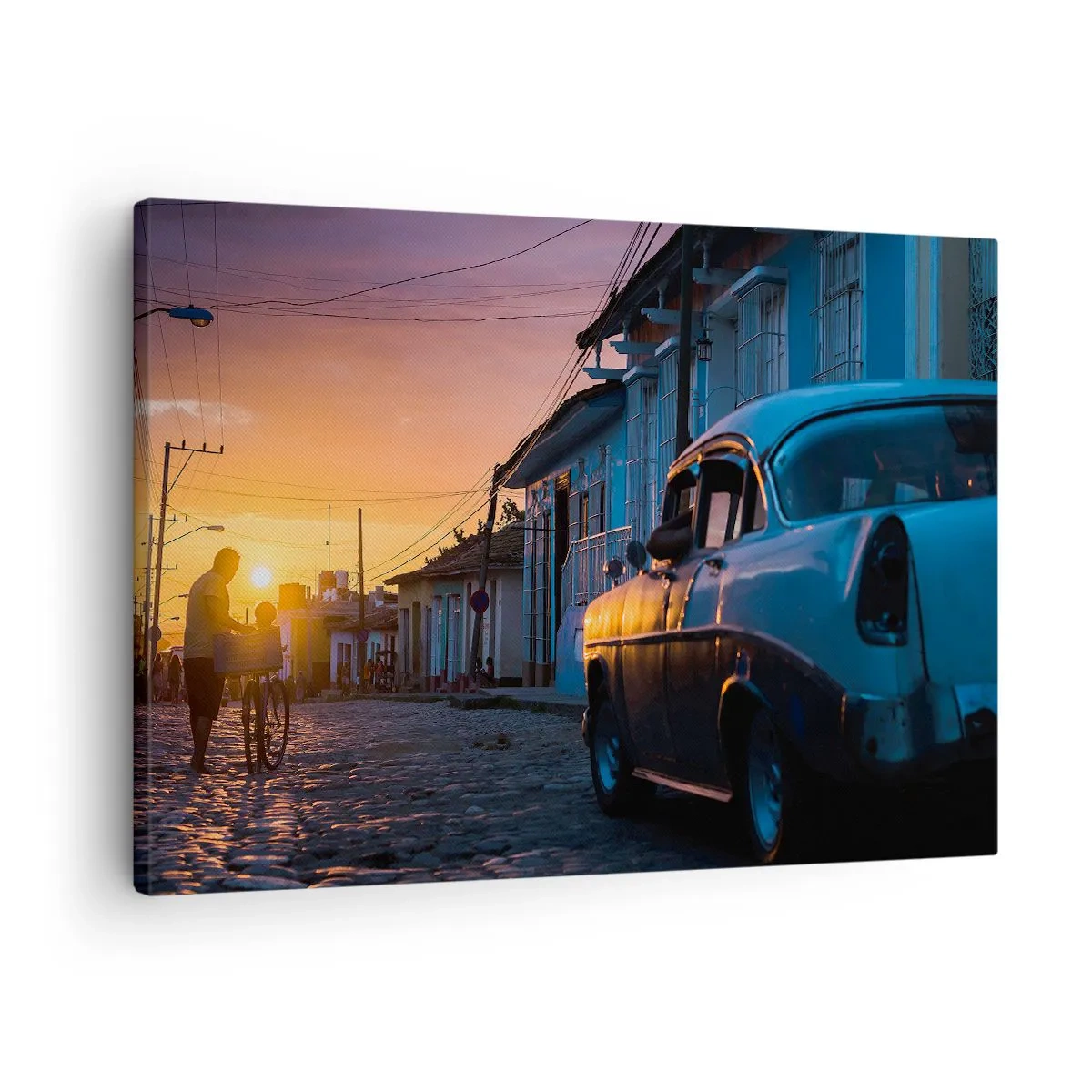 Bild auf Leinwand - Leinwandbild - Retro-Auto und Fahrrad auf der Straße im Licht der untergehenden Sonne - 70x50cm - Hier vergeht die Zeit - Moderne Wanddekoration für Wohnzimmer und Schlafzimmer ARTTOR