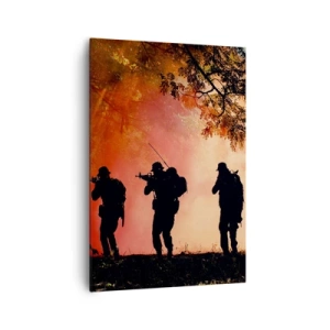 Bild auf Leinwand - Leinwandbild - Silhouetten von Soldaten im Wald vor dem orangefarbenen Himmel - 70x100cm - … Alle für einen. - Moderne Wanddekoration für Wohnzimmer und Schlafzimmer ARTTOR