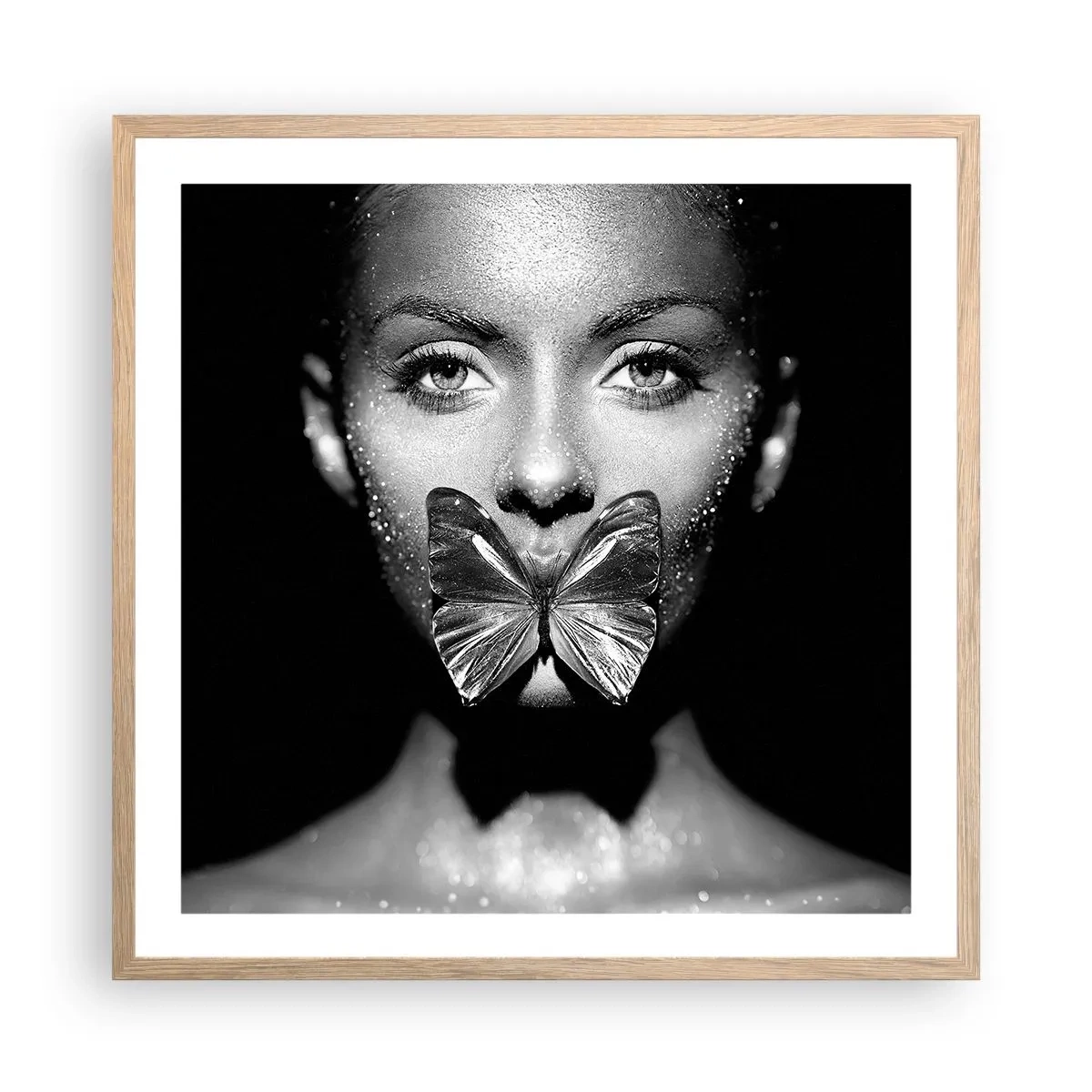 Poster in einem Rahmen aus heller Eiche - Schmetterlingskuss - 60x60 cm