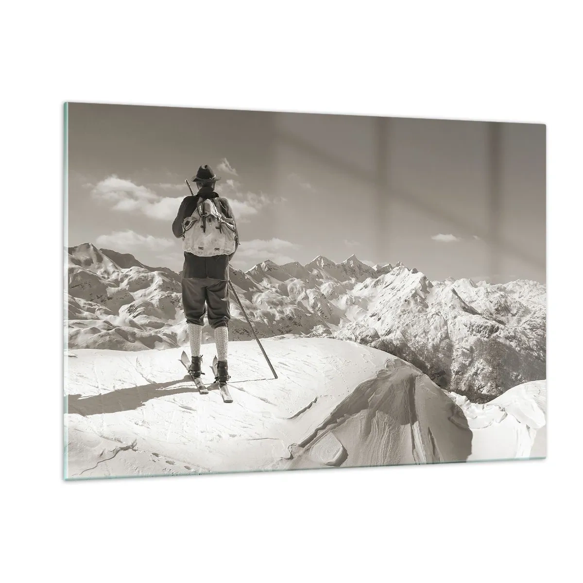 Glasbild - Bild auf glas - Skifahrer auf einem Berggipfel in Schwarz und Weiß - 120x80cm - Und die Berge bleiben unverändert - Moderne Wanddekoration für Wohnzimmer und Schlafzimmer ARTTOR