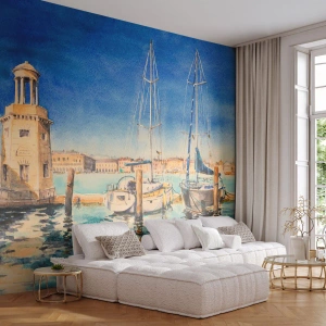 Fototapete Premium Sand - Yachten liegen am Leuchtturm vor Anker, im Hintergrund eine mediterrane Stadt - 100x70cm - Sonnige Lagune - Moderne Wanddekoration für Wohnzimmer und Schlafzimmer ARTTOR