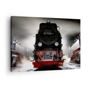 Bild auf Leinwand - Leinwandbild - Eine Dampflokomotive, umgeben von Dampf vor einem dunklen Himmel in einer stimmungsvollen Umgebung - 70x50cm - Er steht und keucht, seufzt und pustet - Moderne Wanddekoration für Wohnzimmer und Schlafzimmer ARTTOR