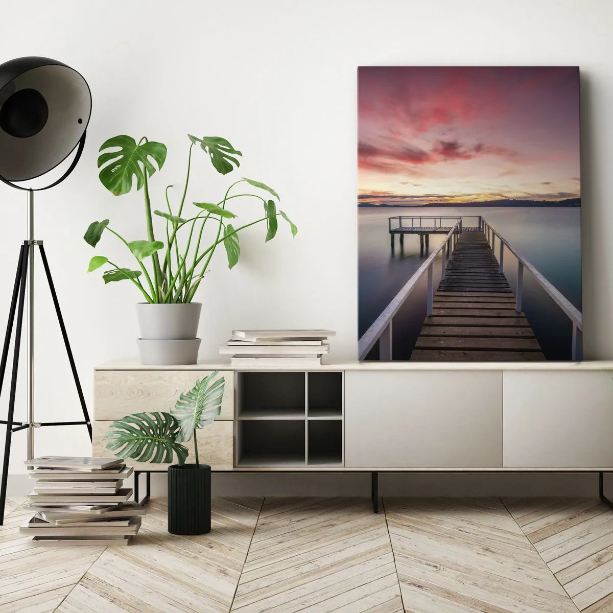 Bild auf Leinwand - Leinwandbild - Ein Steg, der bei Sonnenuntergang zu einem ruhigen See führt - 50x70cm - Die sanfte Flamme des Abends - Moderne Wanddekoration für Wohnzimmer und Schlafzimmer ARTTOR