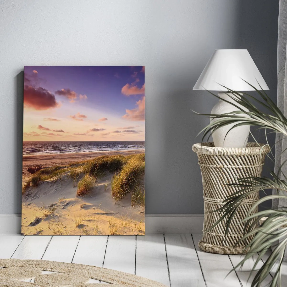 Bild auf Leinwand - Leinwandbild - Ein grasbewachsener Strand und ein Sonnenuntergang über einem ruhigen Meer - 80x120cm - Die Luft riecht schon im Sommer - Moderne Wanddekoration für Wohnzimmer und Schlafzimmer ARTTOR