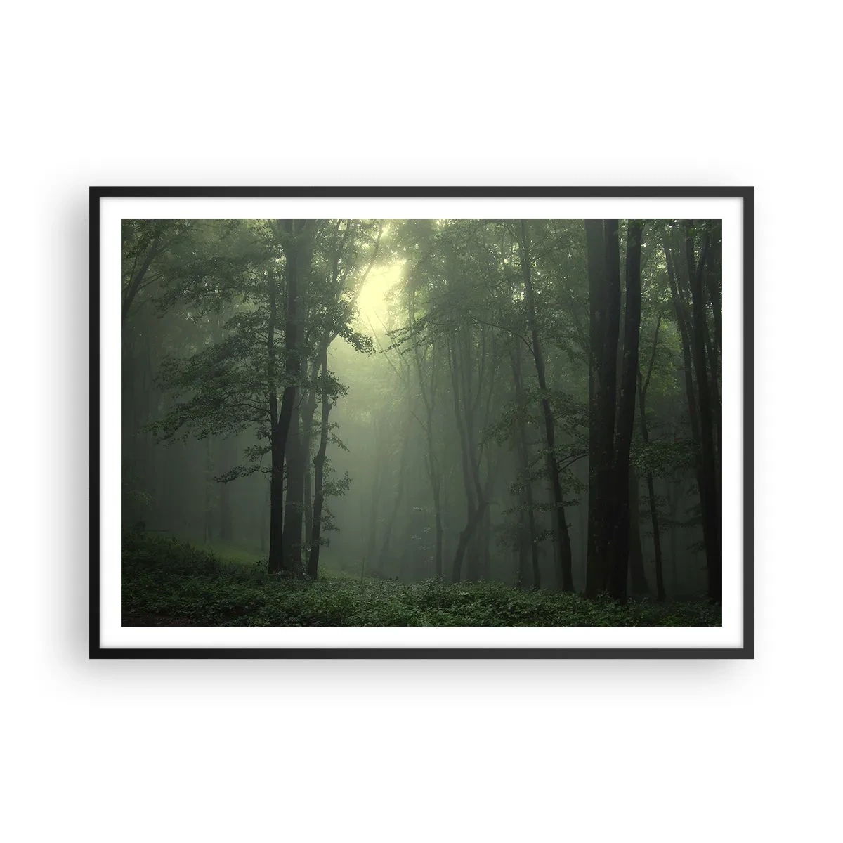 Poster in einem schwarzem Rahmen - Ein grüner Wald am Morgen, eingehüllt in einen zarten Nebel - 100x70cm - Bevor er aufwacht - Moderne Wanddekoration für Wohnzimmer und Schlafzimmer ARTTOR