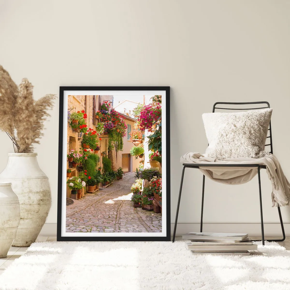 Poster in einem schwarzem Rahmen - Eine blumengeschmückte Straße mit Steinpflaster und Blumentöpfen - 50x70cm - In der Flut Blumen - Moderne Wanddekoration für Wohnzimmer und Schlafzimmer ARTTOR