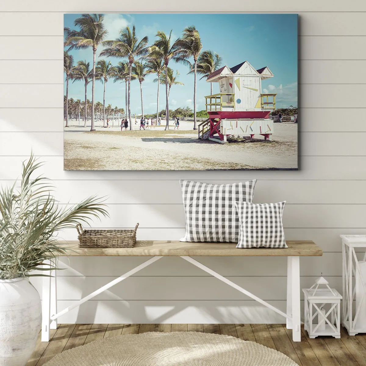 Bild auf Leinwand - Leinwandbild - Ein Strand mit Palmen und einem Rettungsschwimmerturm im Hintergrund - 70x50cm - Dir steht ein schöner Tag bevor - Moderne Wanddekoration für Wohnzimmer und Schlafzimmer ARTTOR