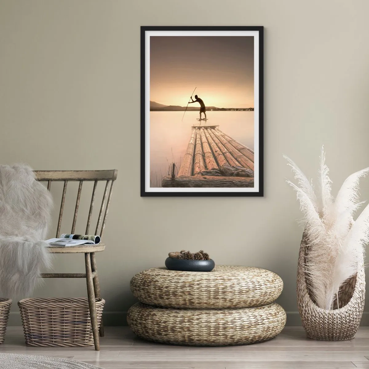 Poster in einem schwarzem Rahmen - Eine Figur auf einem Bambusfloß bei Sonnenuntergang - 50x70cm - Vor dem schlafen gehen - Moderne Wanddekoration für Wohnzimmer und Schlafzimmer ARTTOR