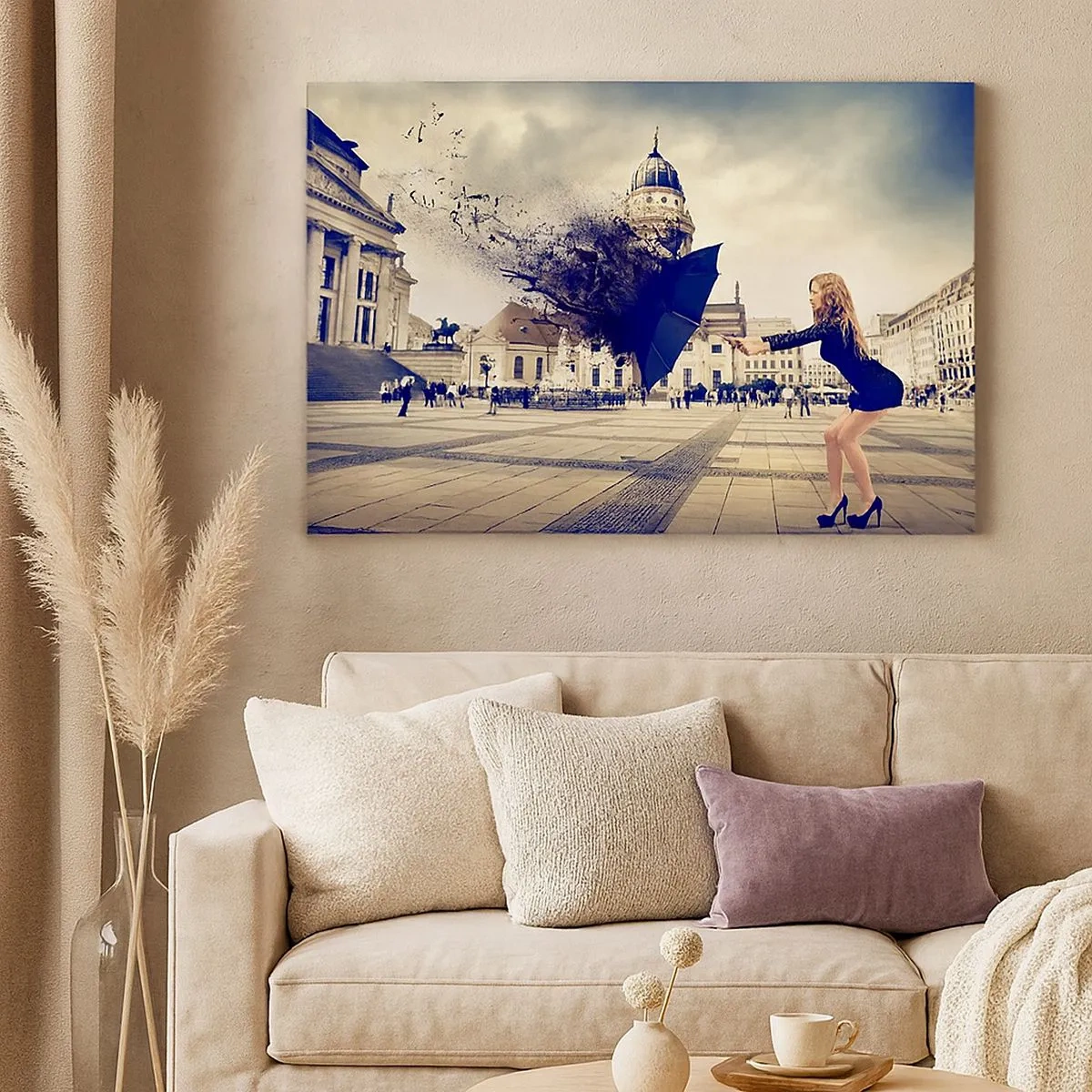 Bild auf Leinwand - Leinwandbild - Eine Frau mit Regenschirm in einer künstlerischen Komposition vor urbanem Hintergrund - 70x50cm - Es weht so ein Wind ... - Moderne Wanddekoration für Wohnzimmer und Schlafzimmer ARTTOR