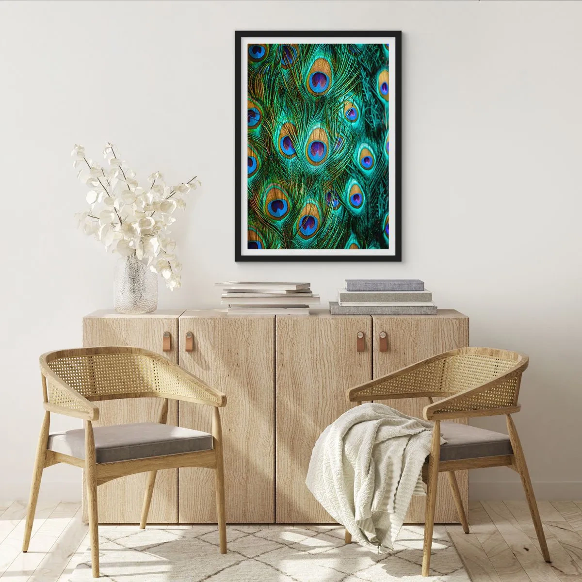 Poster in einem schwarzem Rahmen - Pfauenfedern in intensiven Farben - 50x70cm - Ein Blick mit Pfauenaugen - Moderne Wanddekoration für Wohnzimmer und Schlafzimmer ARTTOR