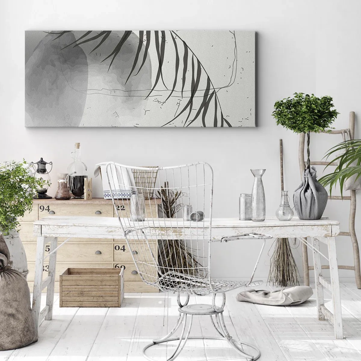 Bild auf Leinwand - Leinwandbild - Ein zartes Palmblattmotiv auf hellem Untergrund im skandinavischen Stil. - 160x50cm - Subtile Exotik der Natur - Moderne Wanddekoration für Wohnzimmer und Schlafzimmer ARTTOR
