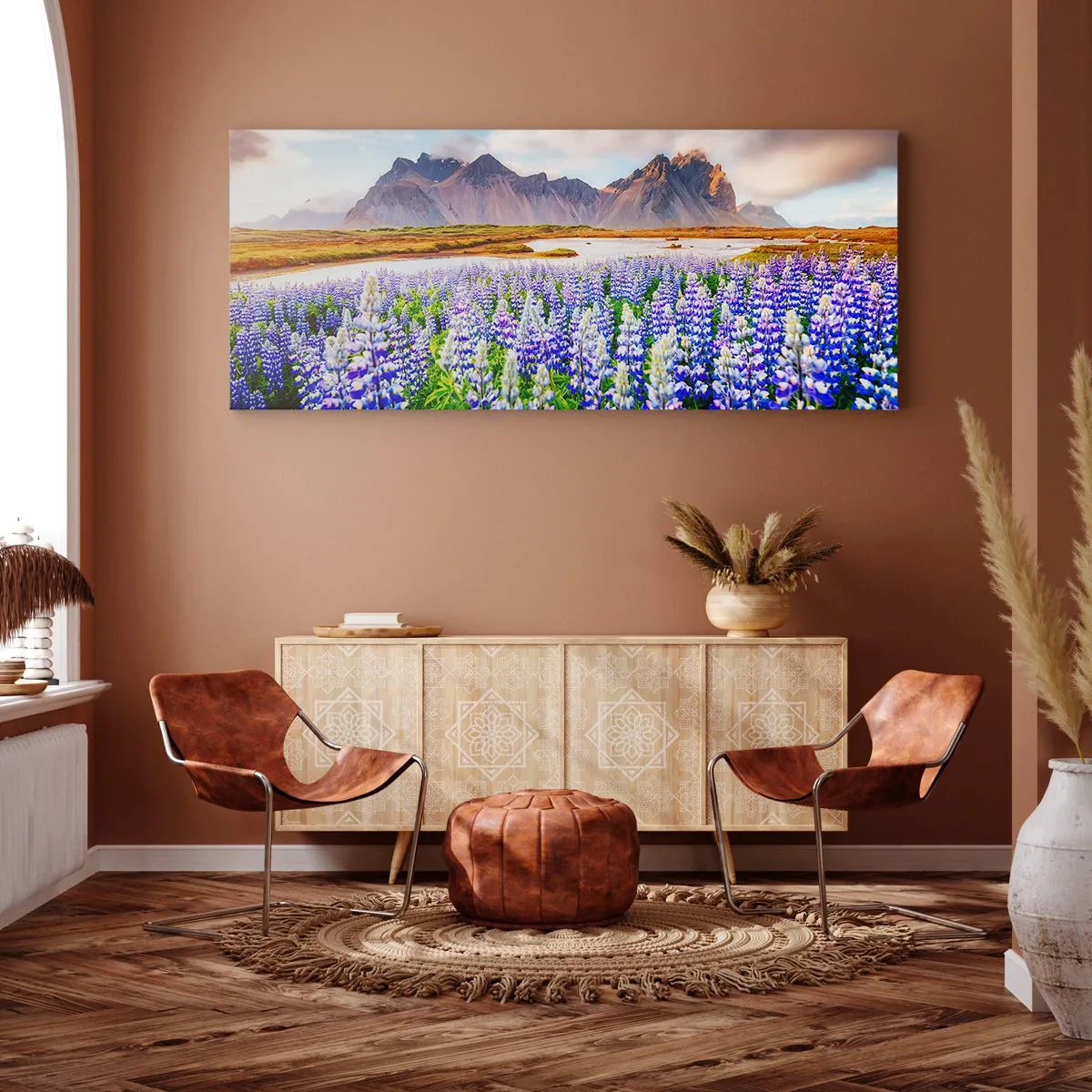 Bild auf Leinwand - Leinwandbild - Blumen in einer Berglandschaft mit malerischem Himmel - 140x50cm - Kraft und Strenge neben Sanftmut - Moderne Wanddekoration für Wohnzimmer und Schlafzimmer ARTTOR
