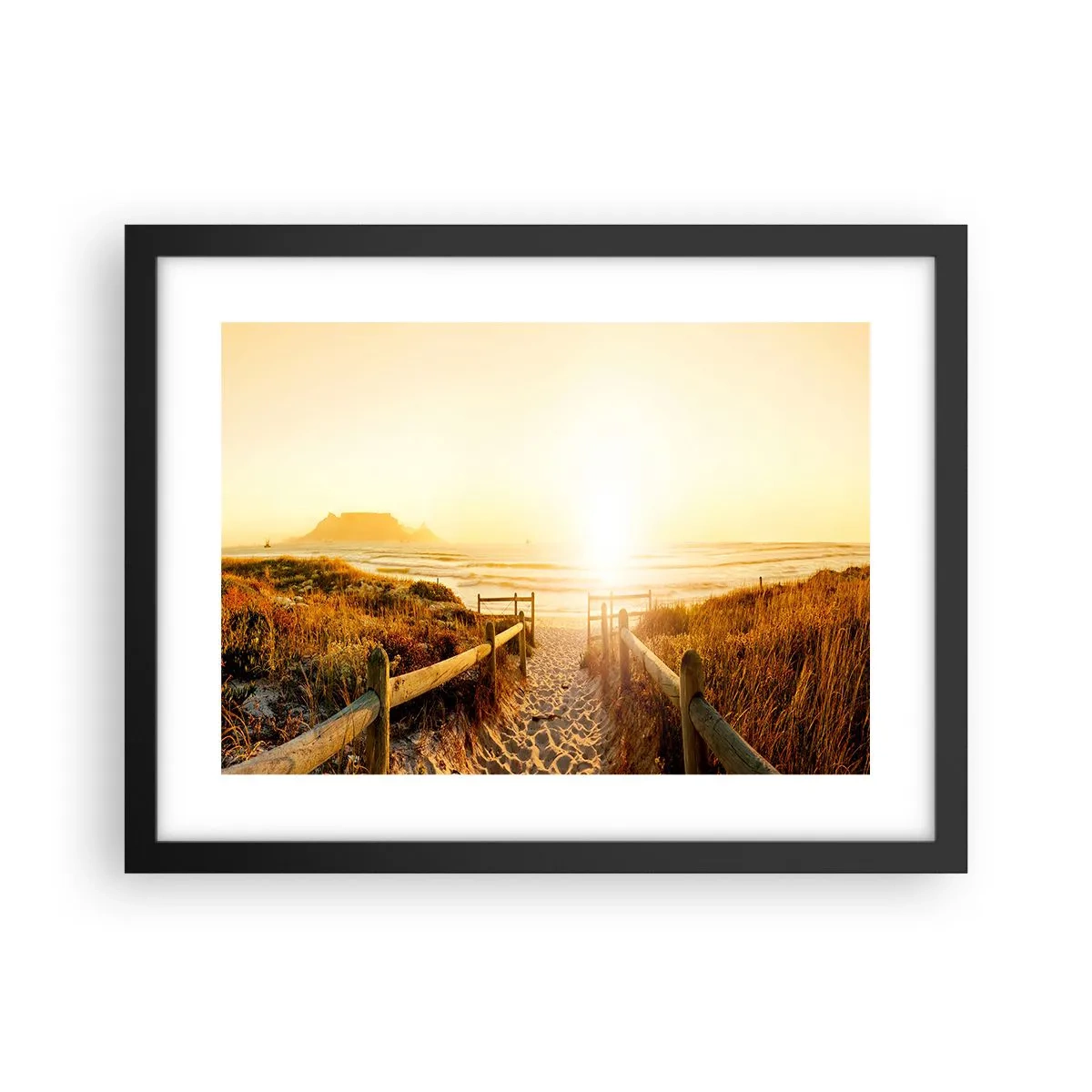 Poster in einem schwarzem Rahmen - Über die Düne, der Sonne entgegen - 40x30 cm