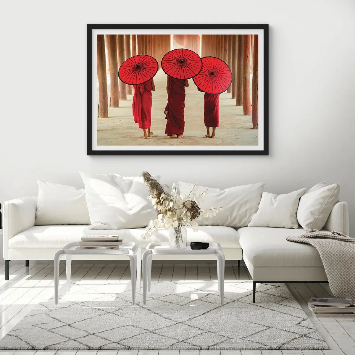Poster in einem schwarzem Rahmen - Drei Mönche mit roten Regenschirmen in traditioneller Architektur - 100x70cm - Auf dem Weg ins Reine Land - Moderne Wanddekoration für Wohnzimmer und Schlafzimmer ARTTOR