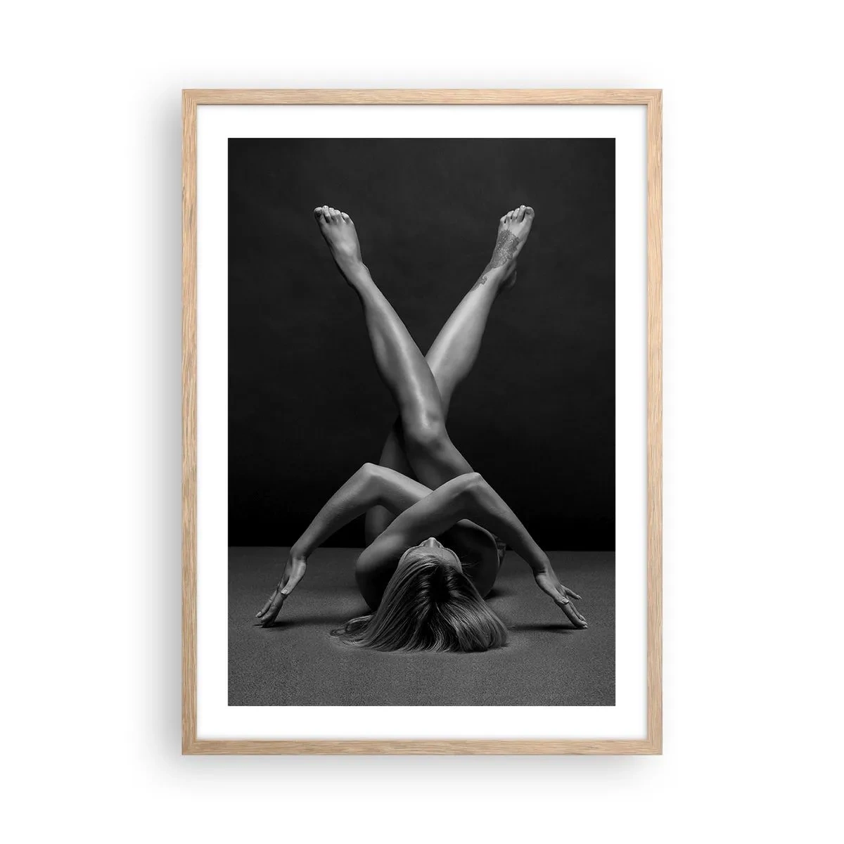 Poster in einem Rahmen aus heller Eiche - Die Geometrie der Nacktheit - 50x70 cm