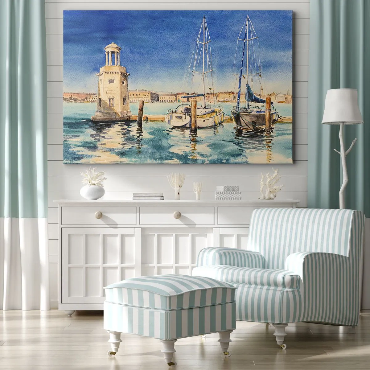 Bild auf Leinwand - Leinwandbild - Yachthafen mit Booten vor der Kulisse einer blauen Lagune - 70x50cm - Sonnige Lagune - Moderne Wanddekoration für Wohnzimmer und Schlafzimmer ARTTOR