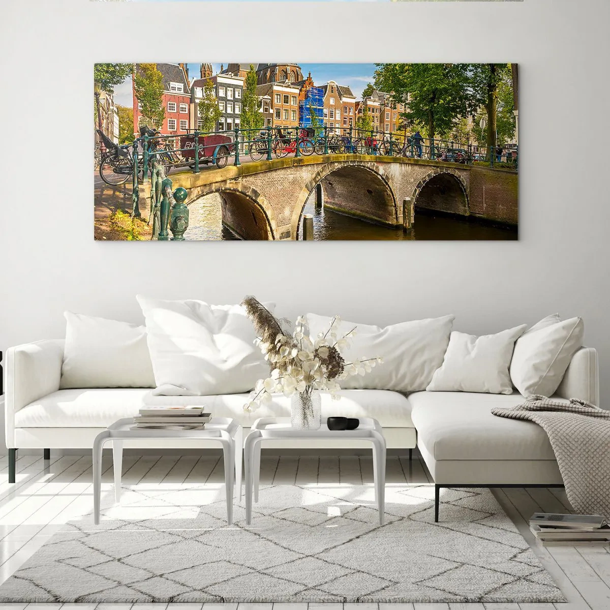 Glasbild - Bild auf glas - Ein malerischer Kanal mit einer Brücke in Amsterdam - 160x50cm - Frühling am Kanal - Moderne Wanddekoration für Wohnzimmer und Schlafzimmer ARTTOR