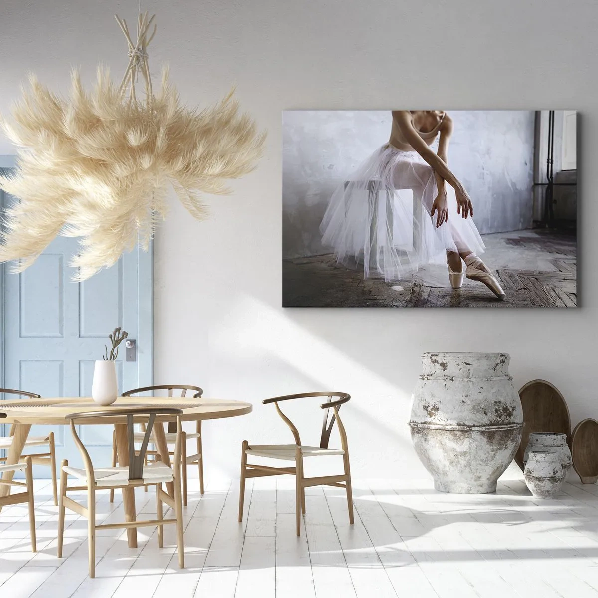 Bild auf Leinwand - Leinwandbild - Eine Ballerina in zarter Pose vor industriellem Hintergrund - 120x80cm - Bevor die Rampe leuchtet - Moderne Wanddekoration für Wohnzimmer und Schlafzimmer ARTTOR