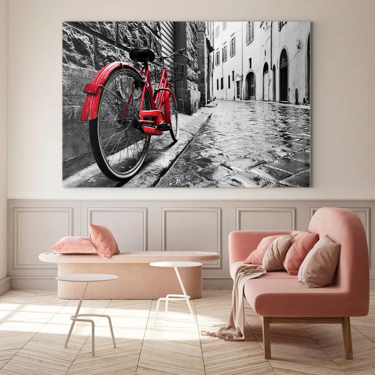 Glasbild - Bild auf glas - Ein rotes Fahrrad auf einer Kopfsteinpflasterstraße mit monochromem Hintergrund. - 100x70cm - Wahre Schönheit wird nicht alt - Moderne Wanddekoration für Wohnzimmer und Schlafzimmer ARTTOR